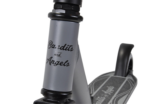 Stoere grijze kleur.