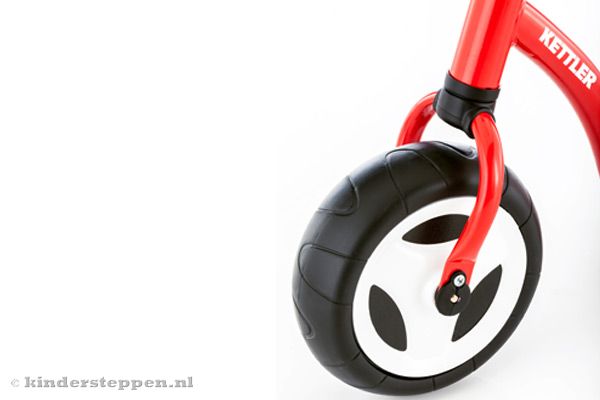 Breed (geluidsarm) voorwiel voor extra stabiliteit.