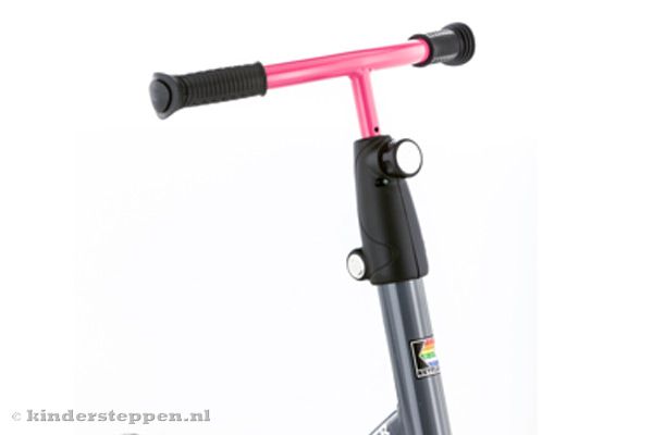 In hoogte verstelbaar stuur (62-81 cm).