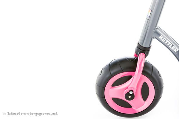 Breed (geluidsarm) voorwiel voor extra stabiliteit.