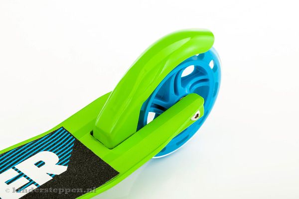 Voorzien van voetrem.