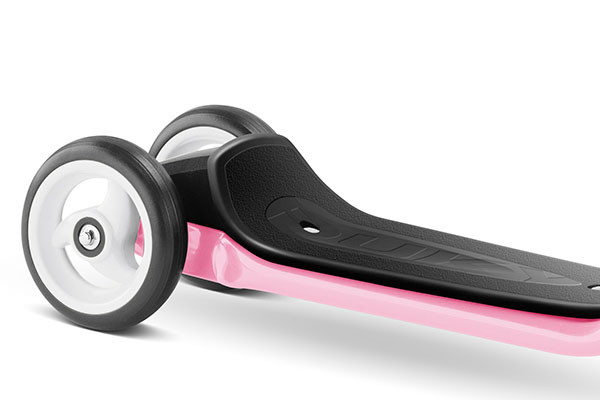 Met twee kleine achterwieltjes.