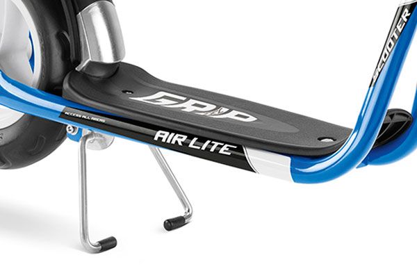 Brede voetenplank en voorzien van standaard.