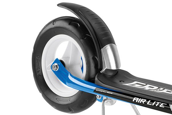 Achterwiel met voetrem.