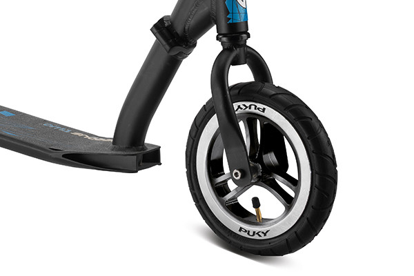 Met luchtbanden en aluminium velgen.