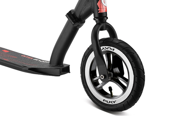 Met luchtbanden en aluminium velgen.