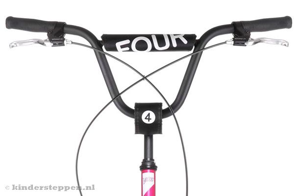 Met een in hoogte verstelbaar stuur (93 - 106 cm).