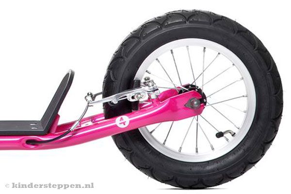 Het achterwiel is 12 inch.