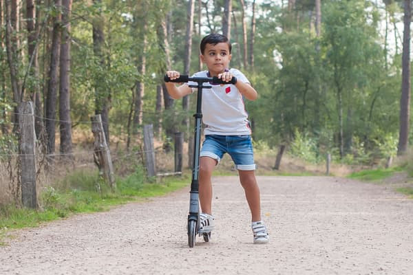 Emar past met zijn 1,10 m. perfect op de streetracer.