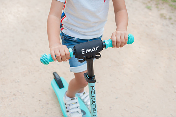 Optioneel: kinbeschermer met naam.