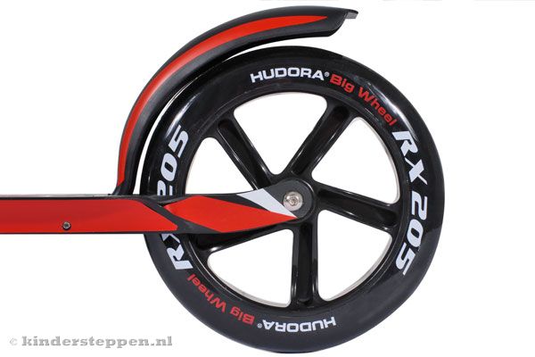 Achterwiel met voetrem.