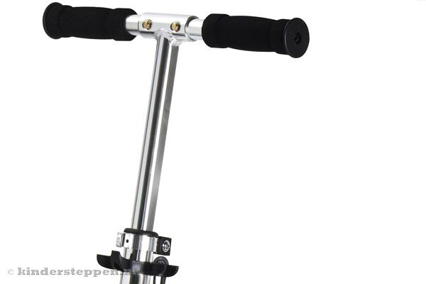 In hoogte verstelbaar stuur van 79 tot 104 cm.