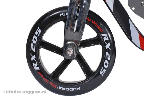 Grote wielen van 20,5 cm.