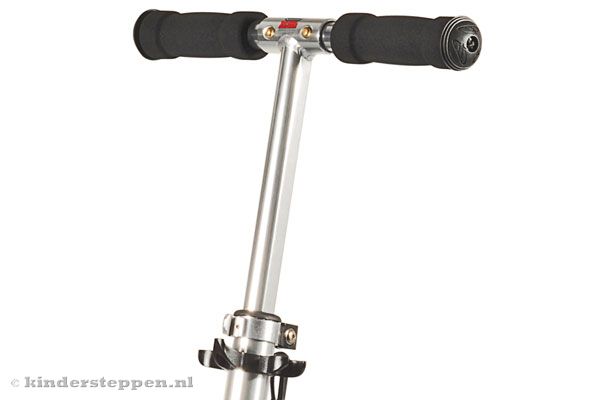 In hoogte verstelbaar stuur van 79 tot 104 cm.